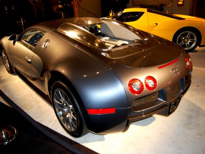 Bugatti Veyron metallic grey with yellow Enzo