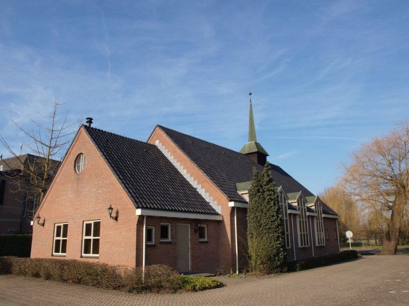 Waardenburg, geref kerk in Ned 23, 2011.jpg