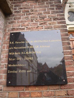 Alkmaar. RK st Laurentiuskerk bord, 2008.jpg
