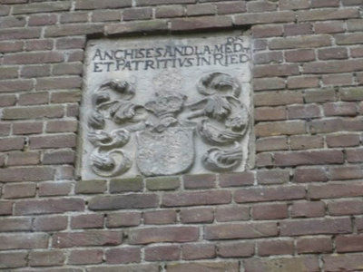 Ried, NH kerk gevelsteen in zijmuur [004], 2008.jpg