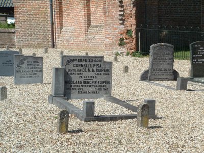 Acquoy, Graf (van mijn grootouders) onder de scheve toren van de NH kerk [017], 2008.jpg