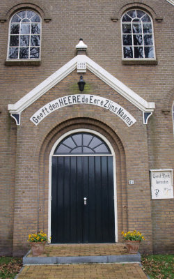 Hollum, geref kerk entree, 2008.jpg