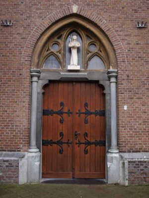 Amby, RK h Walburgakerk entree, 2008.jpg