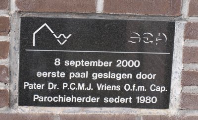 IJmuiden, RK Pieterskerk steen parochiehuis, 2009.jpg
