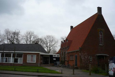 Grouw, geref kerk voorm met bijgebouw De Boei [004], 2009.jpg