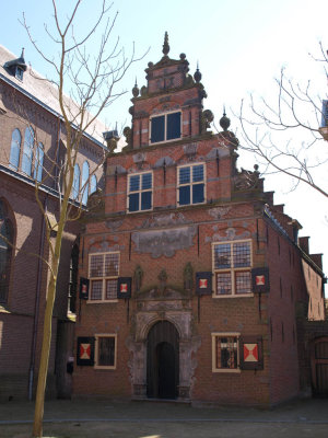 Enkhuizen, RK Franciscus Xaviriuskerk huis naast, 2009.jpg