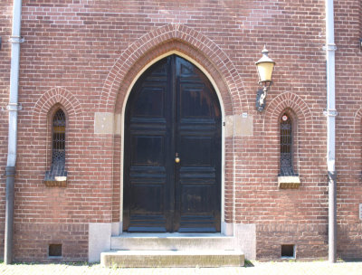 Enkhuizen, oud katholieke kerk entree, 2009.jpg