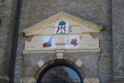 Hindeloopen, NH kerk gevelversiering [004], 2009.jpg