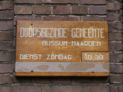 Bussum, doopsgez kerk bord, 2009.jpg