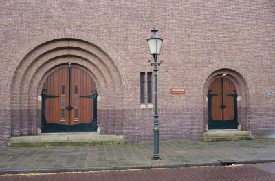 Bussum, geref Wilhelminakerk entree, 2009.jpg