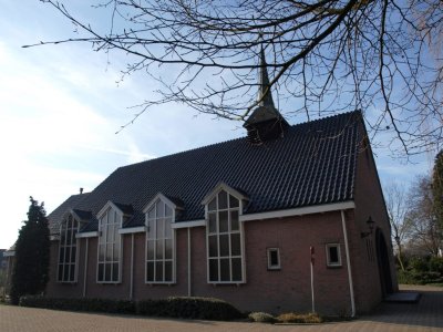 Waardenburg, geref kerk in Ned 22, 2011.jpg