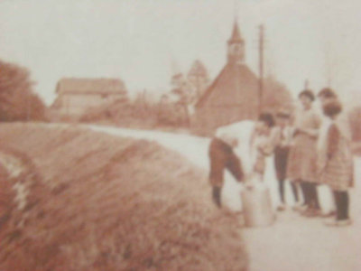 Boven Leeuwen, dijk met NH kerk 2 [005].jpg