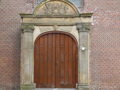 St Annaparochie,  Van Harenskerk deur met gevelsteen [004], 2008.jpg