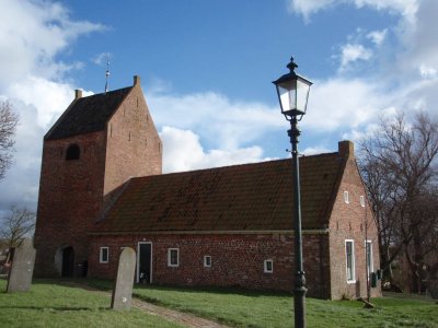 Ezinge, kerktoren en kostershuis 2, 2008.jpg