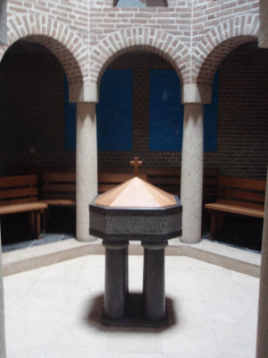 Almelo, RK Christoffelkerk doopvont, 2008.jpg