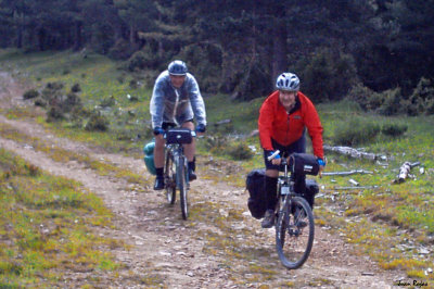 D2-060 Juan Carlos y Emilio en la bajada a Pajares