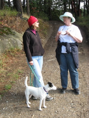 Sandy, Shelby and Becky, atrail.