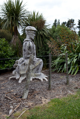 A Maori custom is to carve dead tree trunks rather than remove them