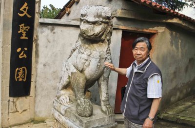Dad said this lion was here 70 yrs ago, Xiantao (Mianyang)