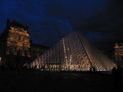 Pyramide du Louvre la nuit