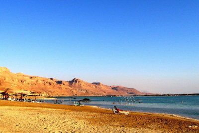 Vacanciers sur la plage de la Mer Morte