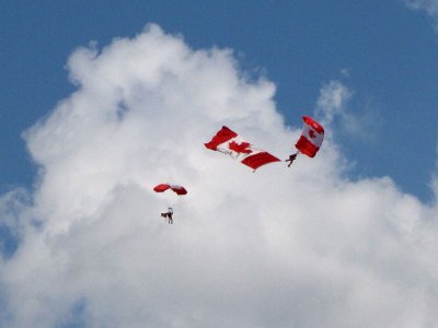 Un parachutiste droule le drapeau en vol