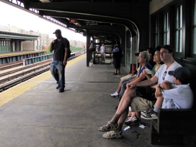 On reprend le mtro, station surleve de Pelham Parkway