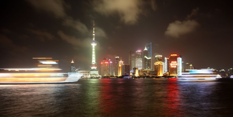 SHANGHAI NIGHT OUT - PUDONG AND THE PEARL TOWER ACROSS THE HUANGPU RIVER (40).JPG