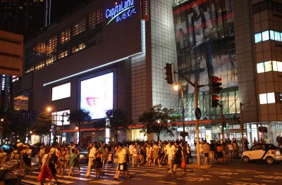 SHANGHAI - NIGHT OUT ON THE TOWN - PEOPLE'S SQUARE (17).JPG