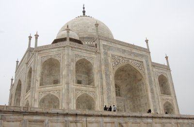 AGRA INDIA - SOM AND HER SARI AT THE TAJ MAHAL! (41).JPG