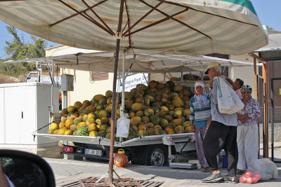 Verkoop van meloenen bij een marktje