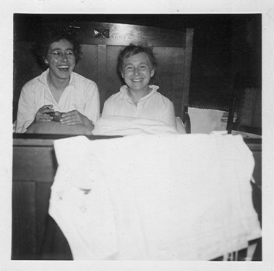 Grietje en Geertje in bed.jpg