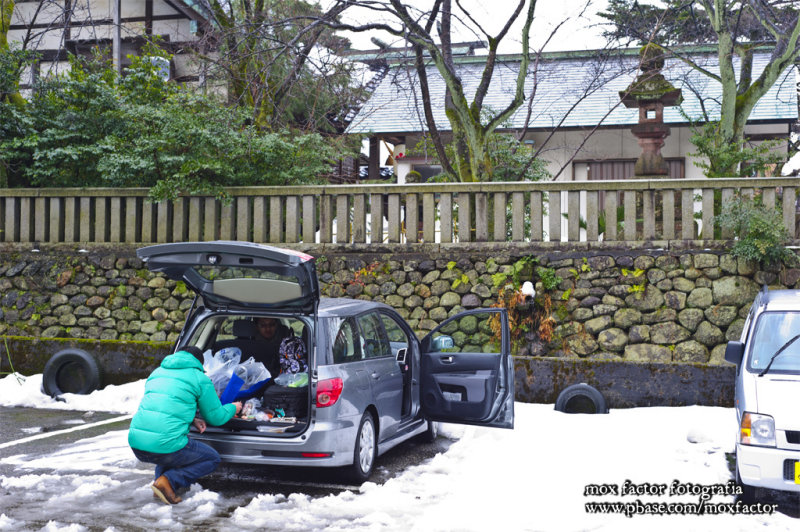 Kanazawa 金沢 - car picnic parked behind Higashi Chayagai ひがし茶屋街