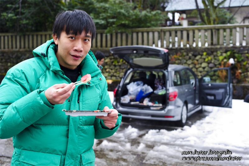 Kanazawa 金沢 - car picnic parked behind ひがし茶屋街