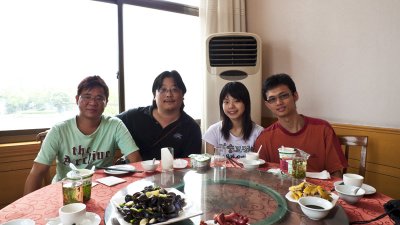 Hangzhou 杭州 - 蕭山 Xiaoshan district - 吳記 Wu Ji restaurant - Heric, Henry, Ada, me