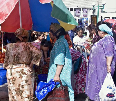 Samarkand - Big Ourgout Bazaar - Street fruits market