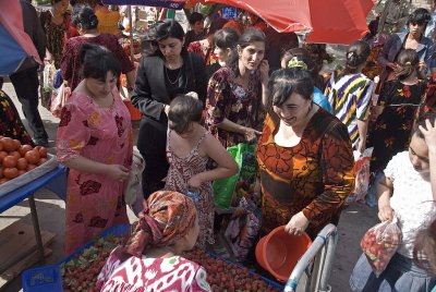 Samarkand - Big Ourgout Bazaar - Street fruits market