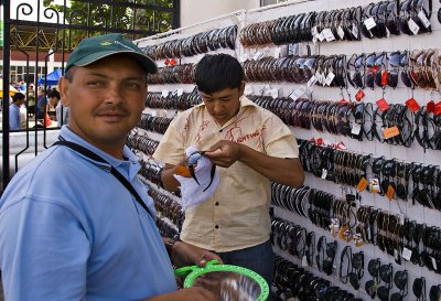 Samarkand - Big Ourgout Bazaar - Buying glasses