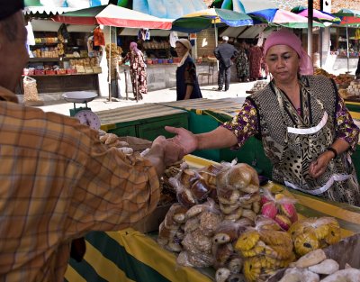 Samarkand - Big Ourgout Bazaar - Buying pastries