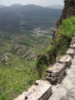 Up on the Great Wall, that was the drop off on most of the wall, and most of it had no edge like shown here!!!
