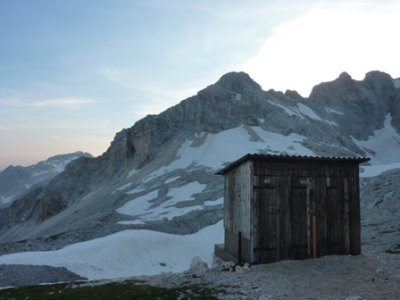 Les toilettes... out side