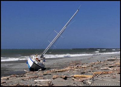 beached_sailboat01_9737.jpg