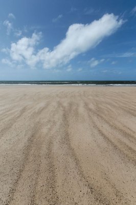 Beach stripes and cloud (DSC4086)