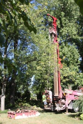 setting up drilling rig