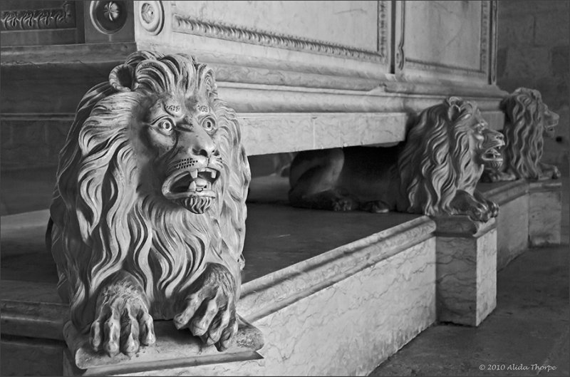 JeroÌ�nimos Monastery lions