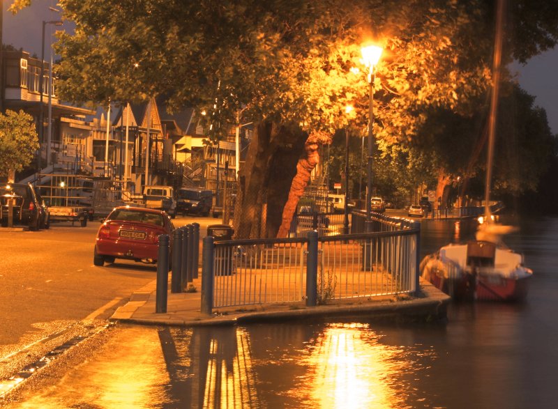 The  Embankment  at  night