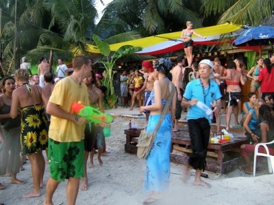 Songkran fun - Dancing