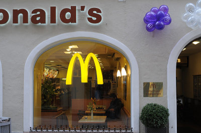 DSC_6233.jpg - McDonald's on the Getreidegasse