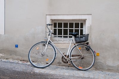 DSC_7628.jpg: Standard Bike Leaning Against A Wall Shot