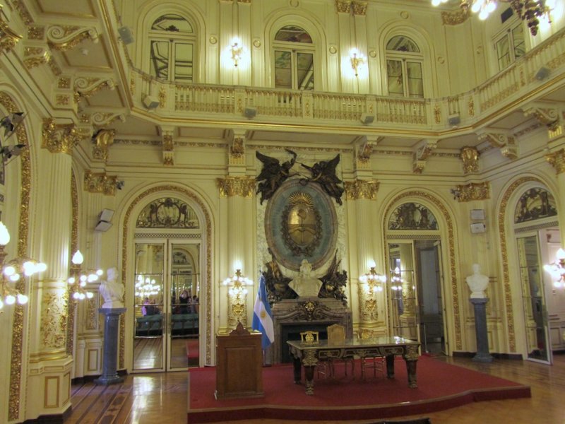 la Presidentas ceremonial office and desk